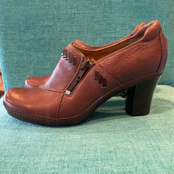 Clark’s Artisan Shoes size 5.5 - Picture 2 of 8